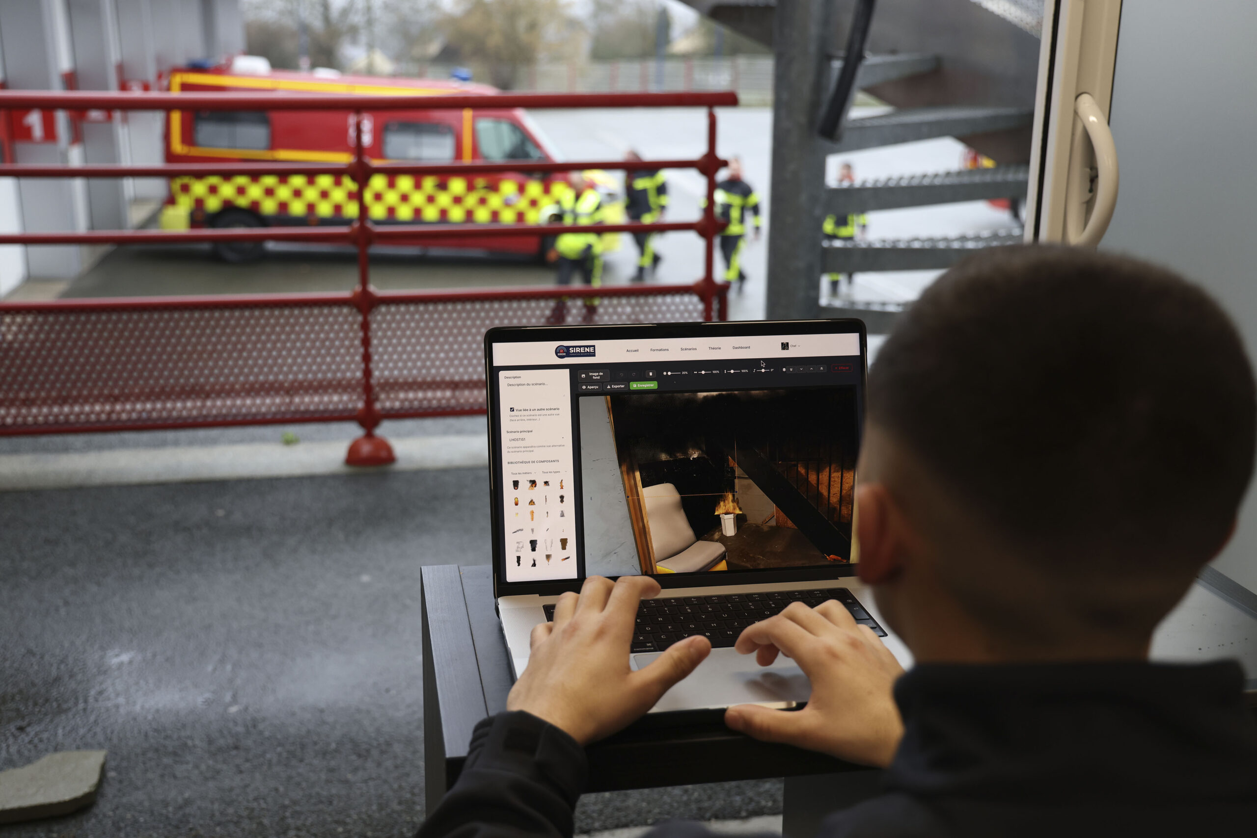 Formateur utilisant SIRENE sur laptop dans une caserne de pompiers