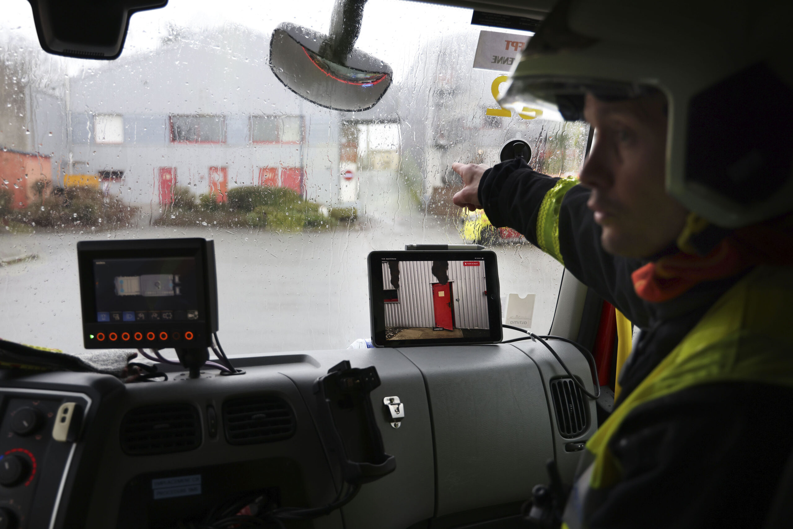 Pompier dans camion avec tablette SIRENE