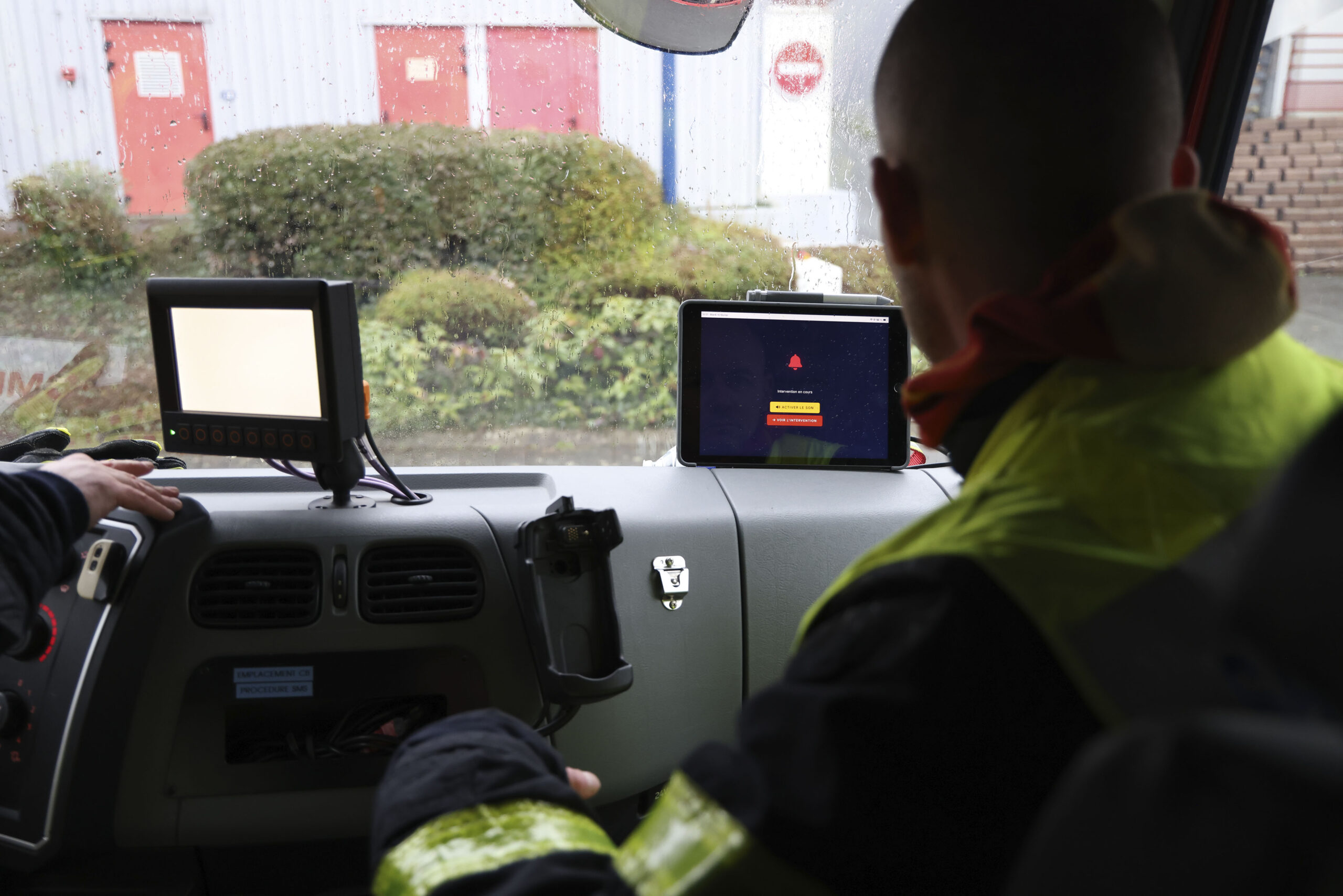 Ecran alerte SIRENE dans un camion de pompiers
