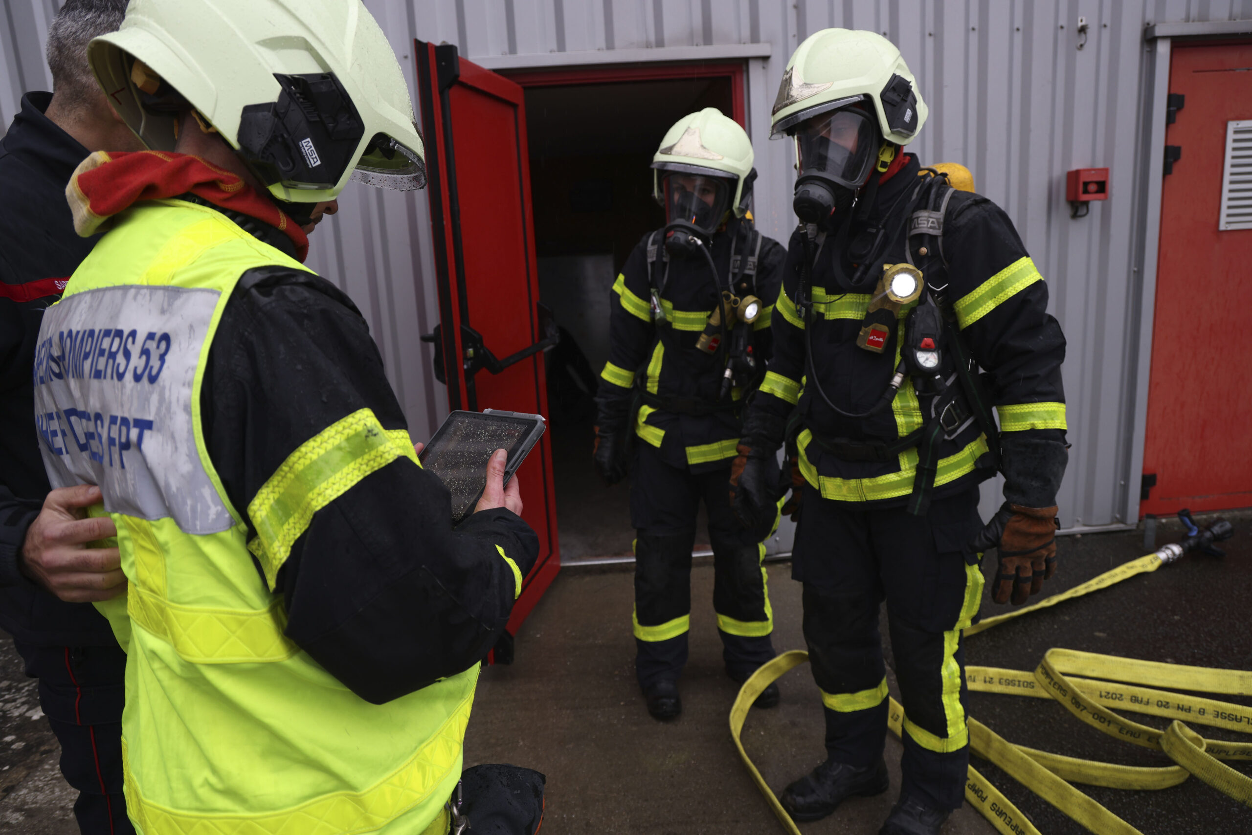 Pompiers en tenue sur terrain